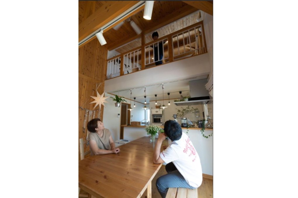 夫婦の願いを、無垢の木のぬくもりと吹き抜けの解放感が叶えた住まいだ。