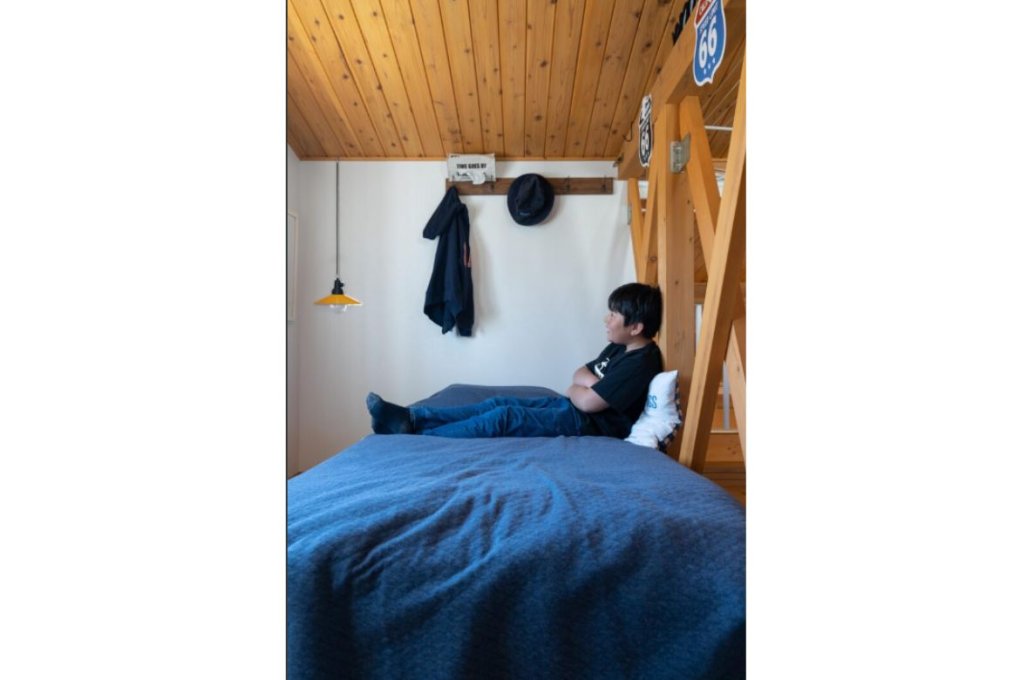 2階ロフト空間は、両脇を子ども部屋に。長男のベッドスペースは解放感を演出する筋交い現し