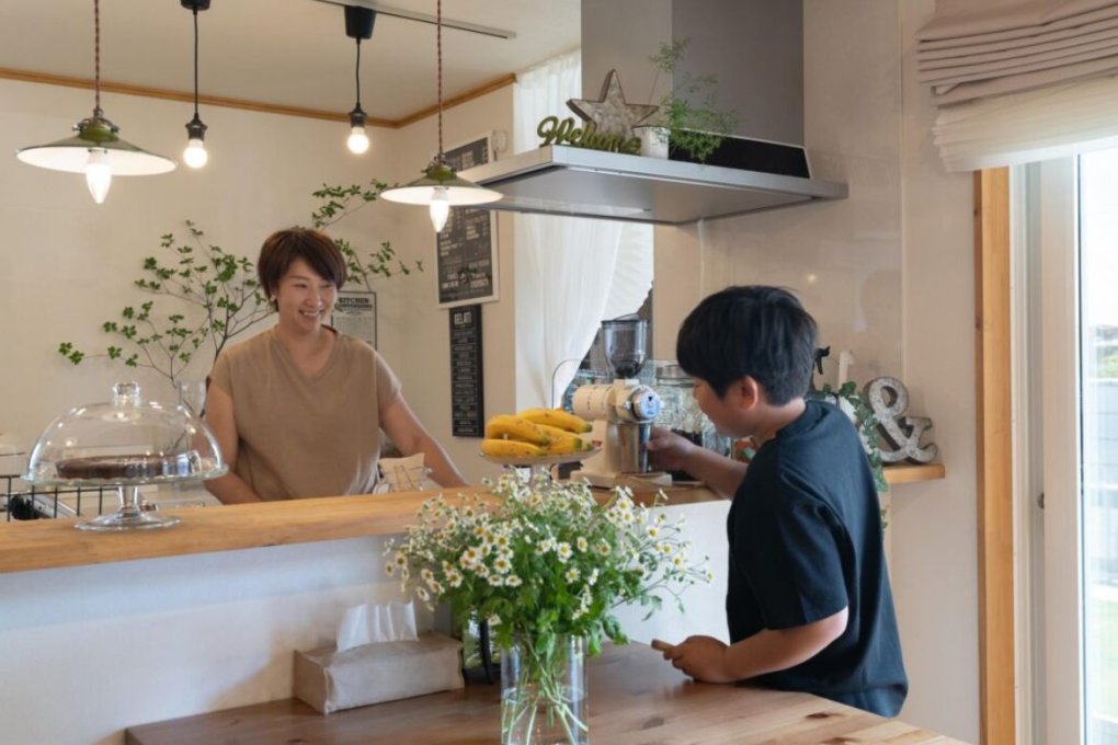 家族の会話が自然と生まれる対面キッチン。カウンターの高さもちょうどよく、配膳や片付けも楽々
