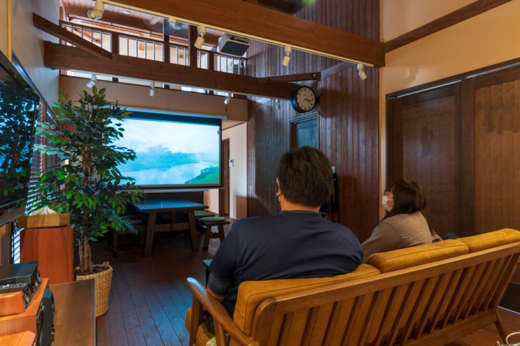 スクリーンで映画を楽しむI様ご夫婦