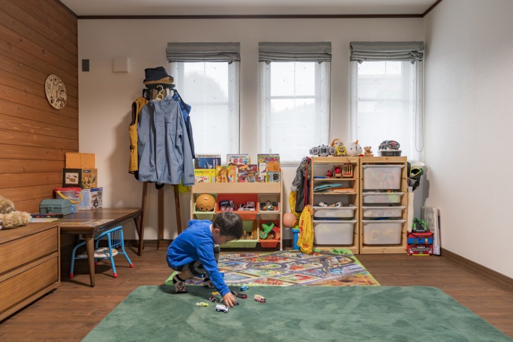 子ども部屋に利用している空間の壁も、一面を羽目板でアレンジすることで個性的なスペースに仕立てられている