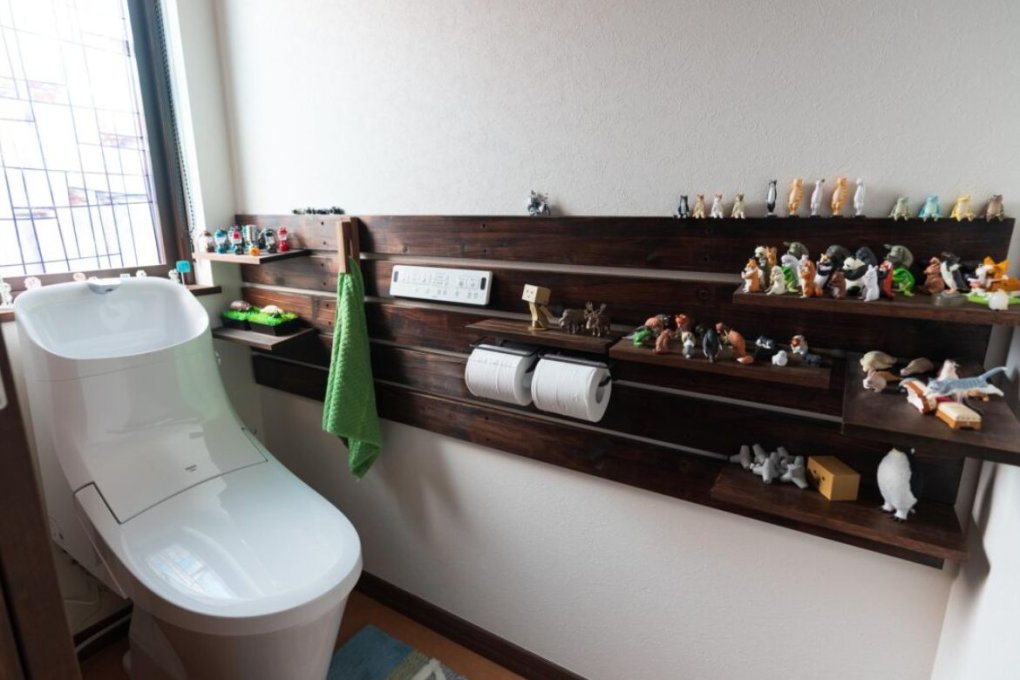 DIYアイテムはトイレにも。お気に入りを並べた空間から、アレンジを楽しむ様子が伝わってくる